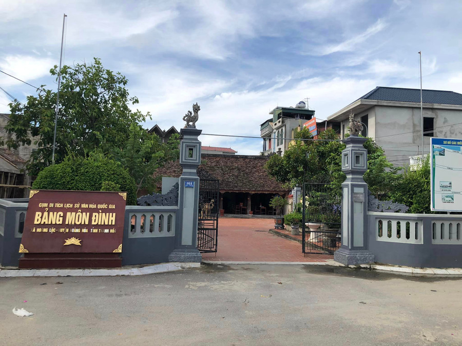 Thượng thư Hà Duy Phiên cũng được thờ tại Bảng Môn Đình. Thượng thư Hà Duy Phiên cũng được thờ tại Bảng Môn Đình.