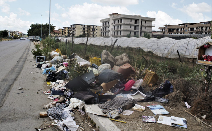 Rác thải tràn ngập tại Naples, Italy.