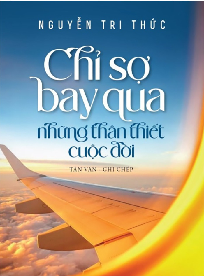 Cuốn sách 'Chỉ sợ bay qua những thân thiết cuộc đời' của nhà báo Nguyễn Tri Thức vừa được ra mắt bạn đọc. Cuốn sách 'Chỉ sợ bay qua những thân thiết cuộc đời' của nhà báo Nguyễn Tri Thức vừa được ra mắt bạn đọc.