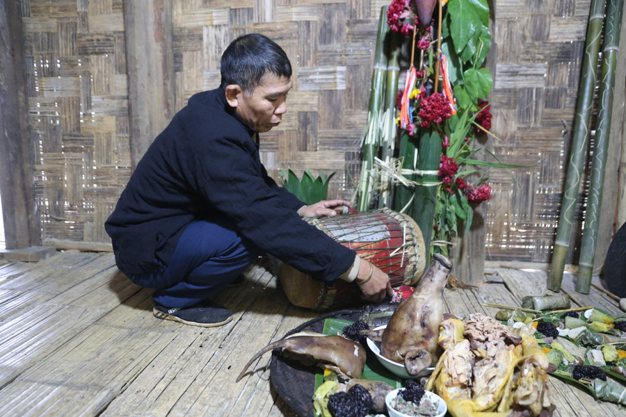 Thầy cúng thực hiện nghi lễ cúng tổ tiên. Thầy cúng thực hiện nghi lễ cúng tổ tiên.