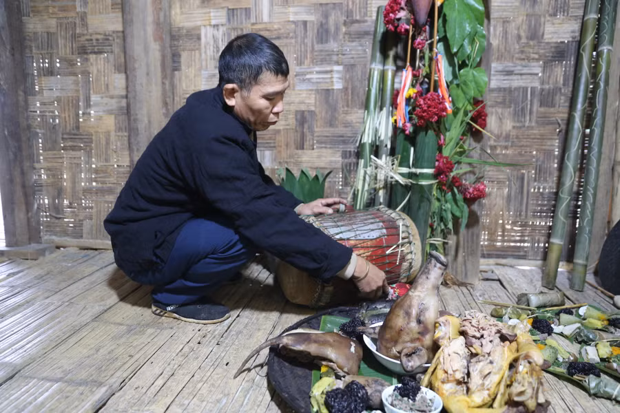 Thầy cúng thực hiện nghi lễ cúng tổ tiên.