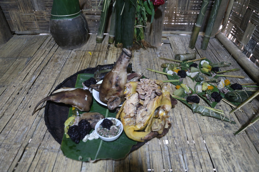 Mâm lễ trong nhà gồm thủ lợn, gà, luộc, rượu, cá suối nướng và cơm đồ được gói ghém cẩn thận… Mâm lễ trong nhà gồm thủ lợn, gà, luộc, rượu, cá suối nướng và cơm đồ được gói ghém cẩn thận…