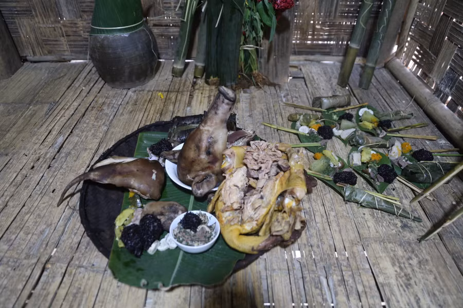 Mâm lễ trong nhà gồm thủ lợn, gà, luộc, rượu, cá suối nướng và cơm đồ được gói ghém cẩn thận…