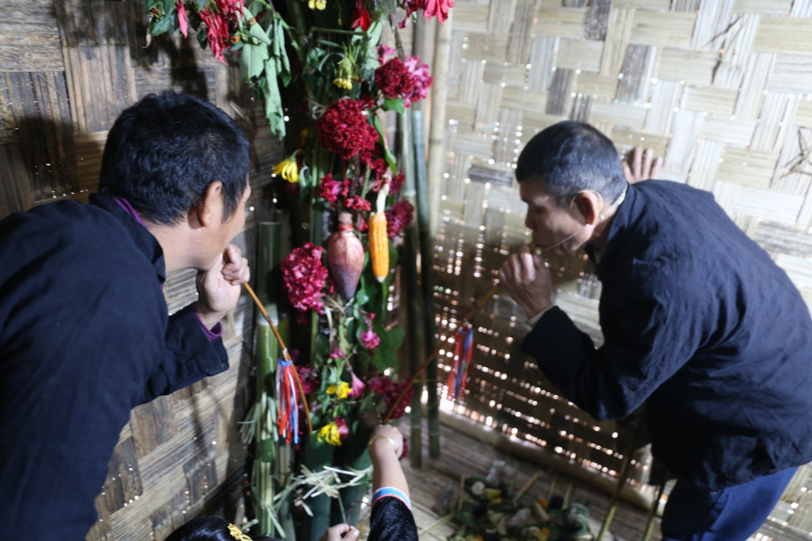 Nghi lễ uống rượu cần tại buổi lễ cúng tổ tiên. Nghi lễ uống rượu cần tại buổi lễ cúng tổ tiên.