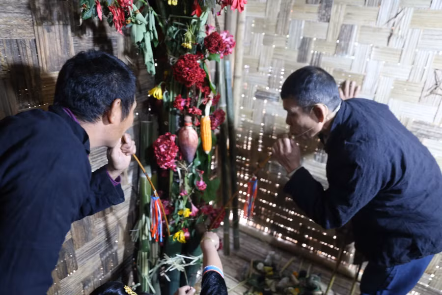 Nghi lễ uống rượu cần tại buổi lễ cúng tổ tiên.