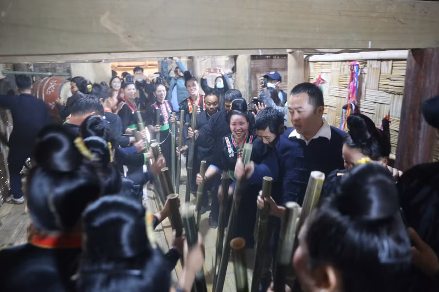 Trong tiếng trống, tiếng chiêng rộn rã, nam thanh nữ tú hòa chung vào điệu múa 'xé pang'.