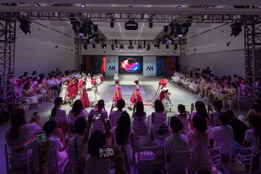 Mẫu nhí trình diễn bộ sưu tập “Nàng thơ” của Eunoia by AN. Ảnh: BTC