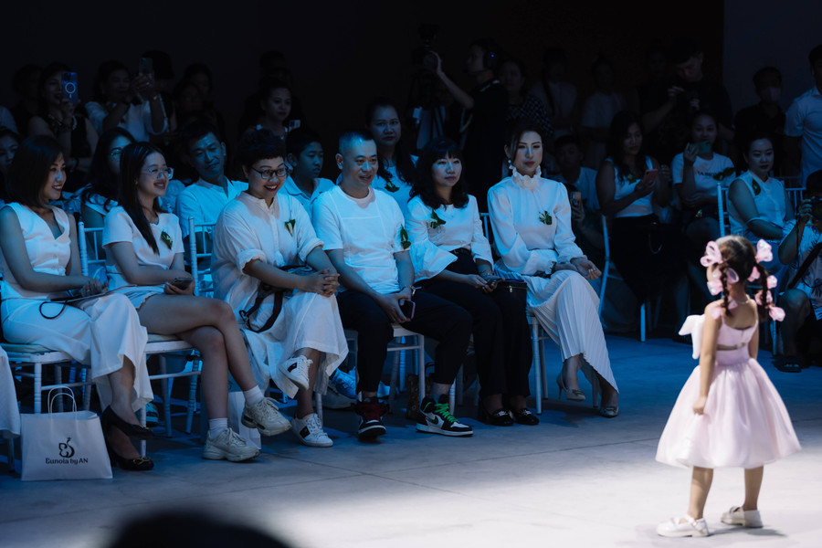 Sự hồn nhiên, trong trẻo của mẫu nhí khi trình diễn tại An show’23. Ảnh: BTC. Sự hồn nhiên, trong trẻo của mẫu nhí khi trình diễn tại An show’23. Ảnh: BTC.
