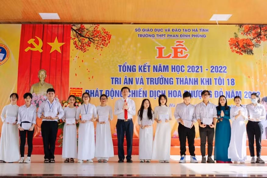 Ban giám hiệu nhà trường trao quà chúc mừng các em học sinh đạt giải cao trong các kỳ thi (Ảnh: Đình Thông).