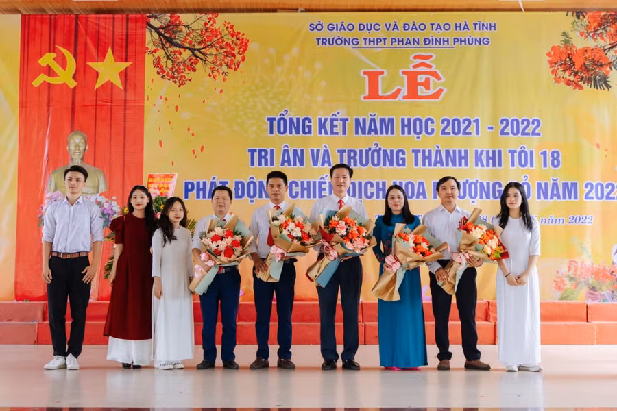 Học sinh cuối cấp tặng hoa cảm ơn đại diện nhà trường (Ảnh: Đình Thông).