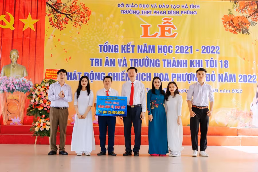 Tập thể học sinh khóa 75 tặng quà biểu trưng đến nhà trường (Ảnh: Đình Thông).