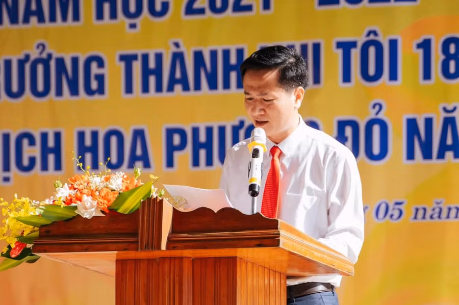 Thầy giáo Nguyễn Nam Thắng - Hiệu trưởng Trường THPT Phan Đình Phùng phát biểu tại Lễ tổng kết (Ảnh: Đình Thông).