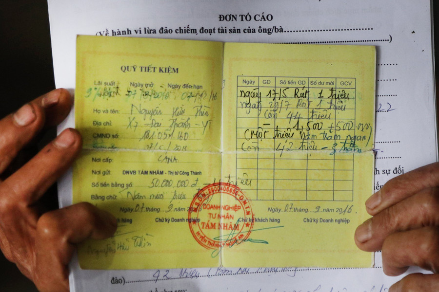 Sổ tiết kiệm của doanh nghiệp Tám Nhâm trao cho người dân sau khi họ gửi tiền. Ảnh: Phạm Tâm Sổ tiết kiệm của doanh nghiệp Tám Nhâm trao cho người dân sau khi họ gửi tiền. Ảnh: Phạm Tâm