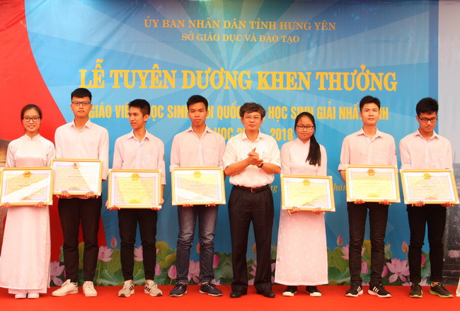 Ông Nguyễn Văn Hưng trao tặng bằng khen của Chủ tịch UBND tỉnh cho học sinh đạt giải quốc gia Ông Nguyễn Văn Hưng trao tặng bằng khen của Chủ tịch UBND tỉnh cho học sinh đạt giải quốc gia
