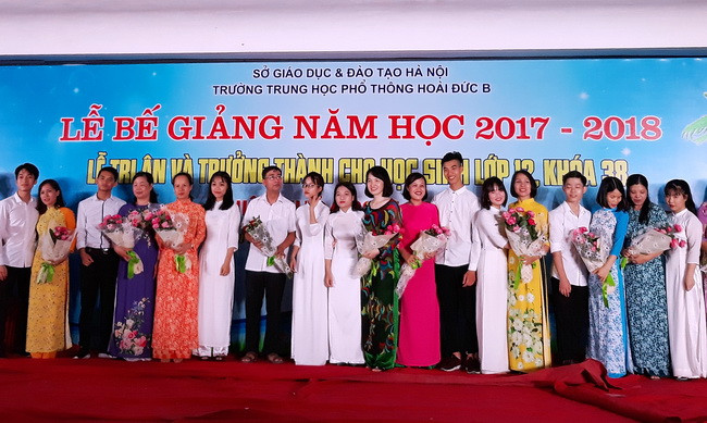 Lớp trưởng các lớp 12 lên tặng hoa tri ân thầy cô chủ nhiệm lớp. Lớp trưởng các lớp 12 lên tặng hoa tri ân thầy cô chủ nhiệm lớp.