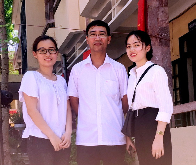 Cựu học sinh với các thầy, cô giáo trong buổi lễ Cựu học sinh với các thầy, cô giáo trong buổi lễ