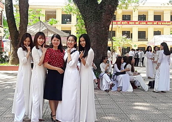 Trong không khí vui tươi, hào hứng, các nữ sinh mong muốn lưu giữ thật nhiều bức hình để làm kỉ niệm Trong không khí vui tươi, hào hứng, các nữ sinh mong muốn lưu giữ thật nhiều bức hình để làm kỉ niệm