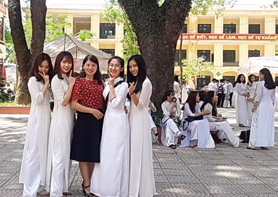 Trong không khí vui tươi, hào hứng, các nữ sinh mong muốn lưu giữ thật nhiều bức hình để làm kỉ niệm