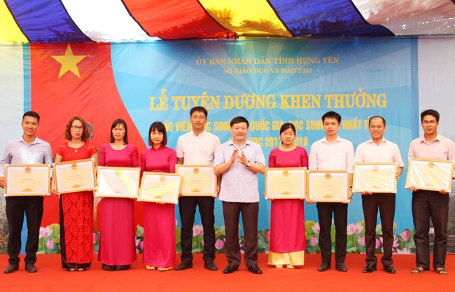 Ông Nguyễn Văn Phóng trao tặng bằng khen cho giáo viên có thành tích bồi dưỡng học sinh đạt giải quốc gia