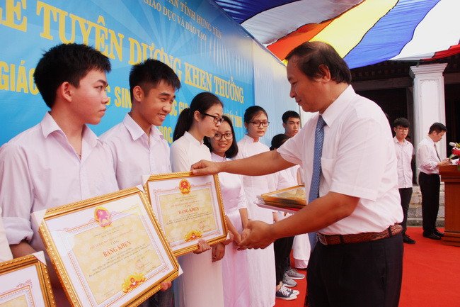 Ông Nguyễn Văn Phê tặng giấy khen của Sở GD&ĐT cho các học sinh Ông Nguyễn Văn Phê tặng giấy khen của Sở GD&ĐT cho các học sinh
