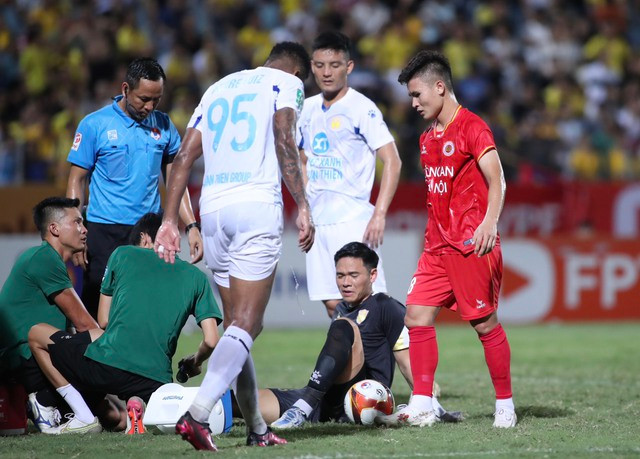 Quang Hải thi đấu mờ nhạt trong trận đội nhà thua Nam Định.