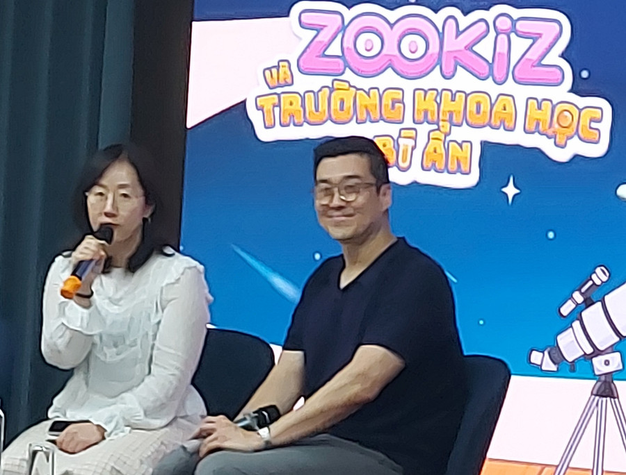 Các tác giả Hàn Quốc giao lưu với độc giả Việt Nam. Ảnh: Bình Thanh.