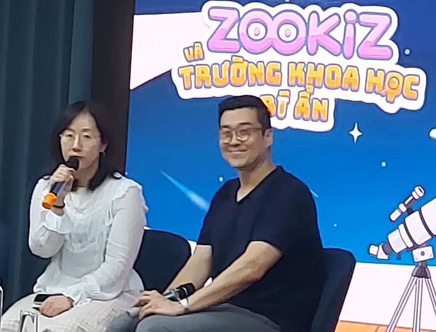 Các tác giả Hàn Quốc giao lưu với độc giả Việt Nam. Ảnh: Bình Thanh.