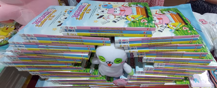 Ba tập của bộ truyện tranh 'Zookiz và Trường Khoa học bí ẩn' đã được giới thiệu đến độc giả Việt Nam. Ảnh: Bình Thanh.