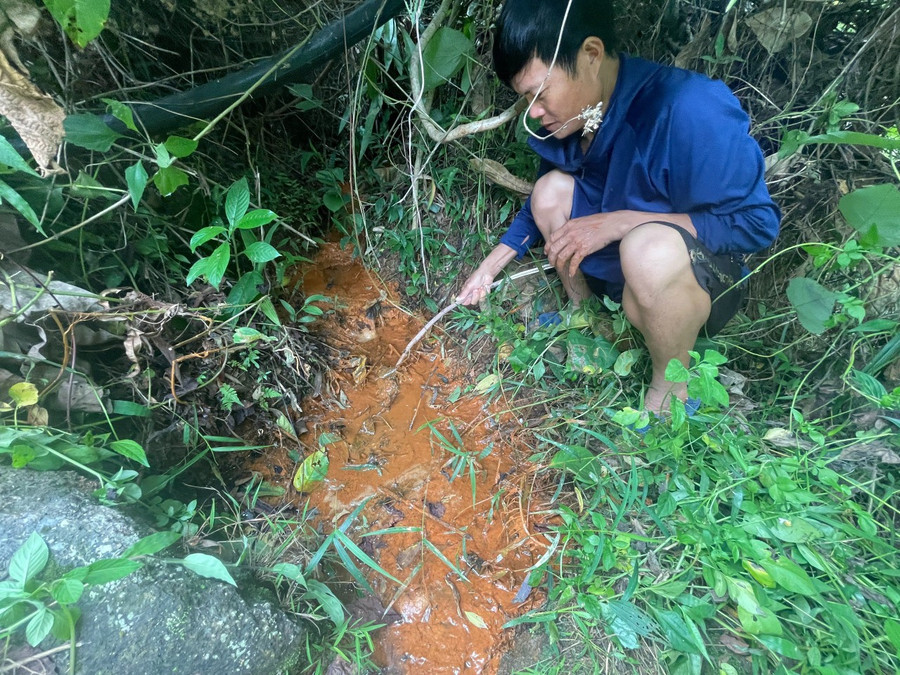 Đầu nguồn nước sinh hoạt của nhiều người dân có hiện tượng vẩn đục, váng màu vàng. Đầu nguồn nước sinh hoạt của nhiều người dân có hiện tượng vẩn đục, váng màu vàng.