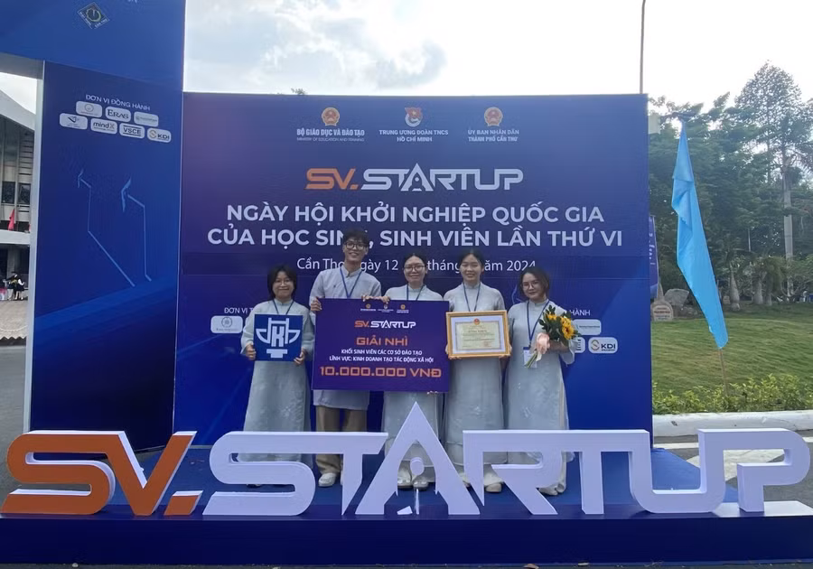 Nhóm 5 sinh viên Khoa Nội thất – Trường Đại học Kiến trúc Hà Nội đoạt giải Nhì cuộc thi 'Học sinh, sinh viên với ý tưởng khởi nghiệp năm 2024'.