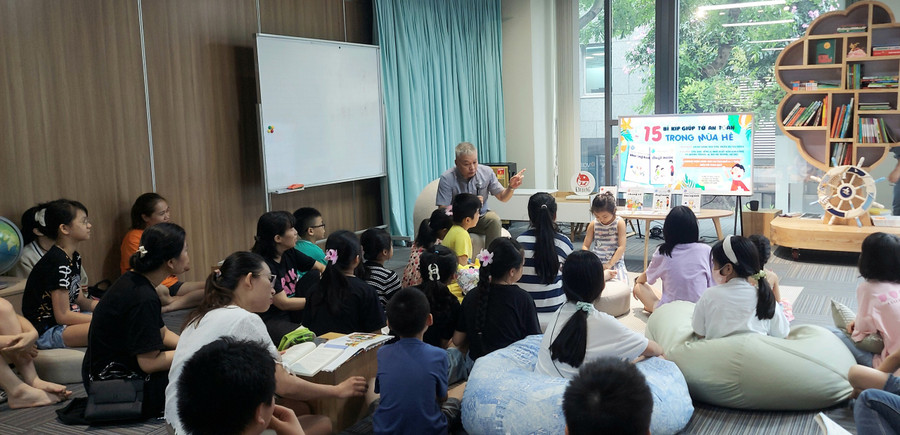 &apos;Góc đọc cuối tuần&apos; đón độc giả nhí vào sáng thứ 7 hàng tuần. Ảnh: Hoàng Anh.