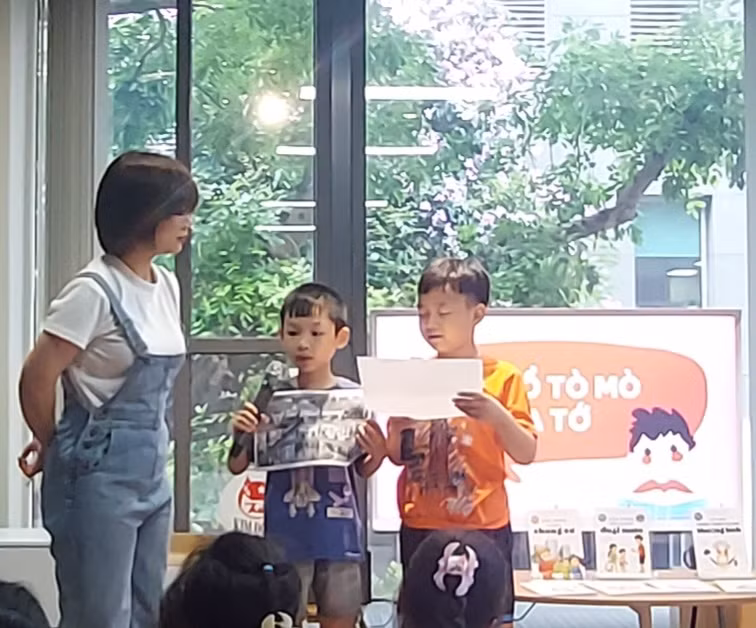 Chấn Nam (cầm mic) tự tin tham gia trò chơi tại 'Góc đọc cuối tuần' của Nxb Kim Đồng. Ảnh: Hoàng Anh