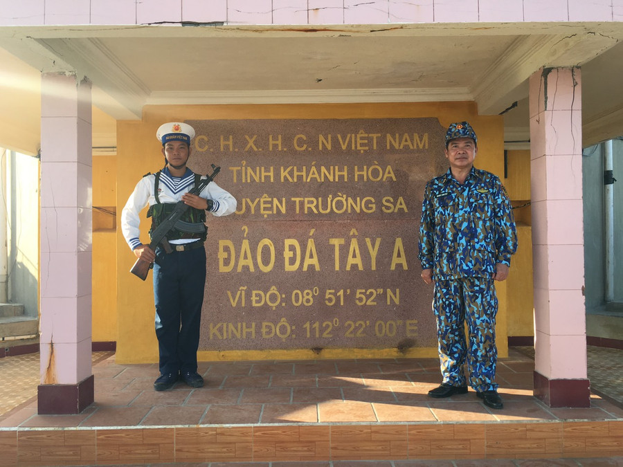 Đại tá, Thầy thuốc Ưu tú Khương Văn Chữ trong chuyến công tác tại đảo Đá Tây A (Trường Sa). Ảnh: NVCC.