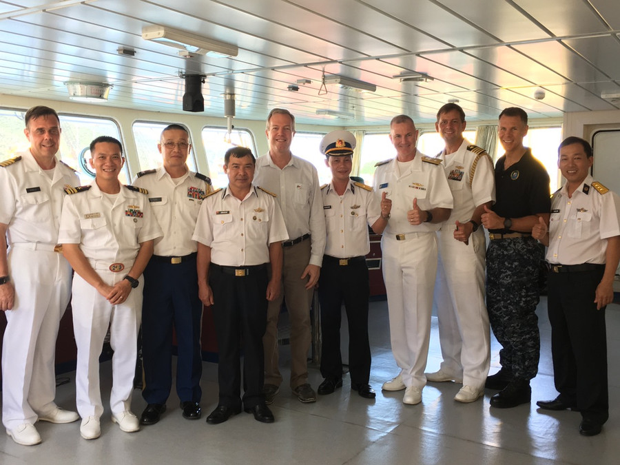 Đại tá, Thầy thuốc Ưu tú Khương Văn Chữ (thứ tư từ phải qua) tham gia đoàn công tác đối ngoại quân sự trên tàu bệnh viện 561. Ảnh: NVCC. Đại tá, Thầy thuốc Ưu tú Khương Văn Chữ (thứ tư từ phải qua) tham gia đoàn công tác đối ngoại quân sự trên tàu bệnh viện 561. Ảnh: NVCC.