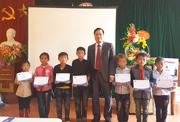 PGS.TS Mai Xuân Trường tặng quà cho học sinh Trường PTDTBT Tiểu học Púng Luông