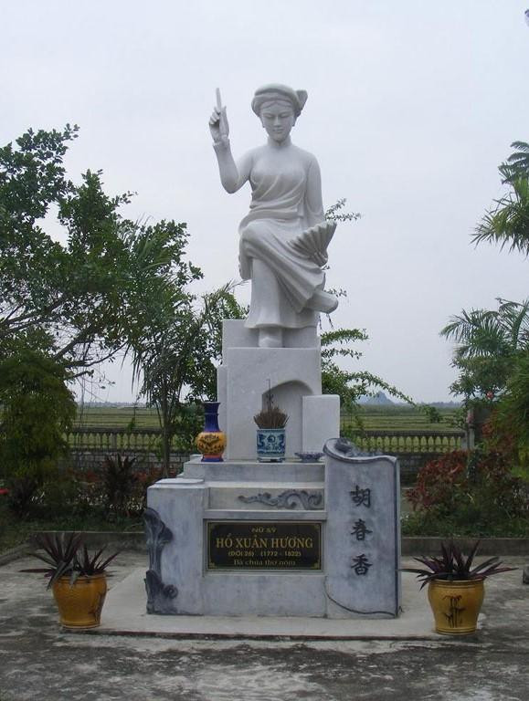 Tượng nữ sĩ Hồ Xuân Hương tại quê hương làng Quỳnh - xã Quỳnh Đôi. Tượng nữ sĩ Hồ Xuân Hương tại quê hương làng Quỳnh - xã Quỳnh Đôi.