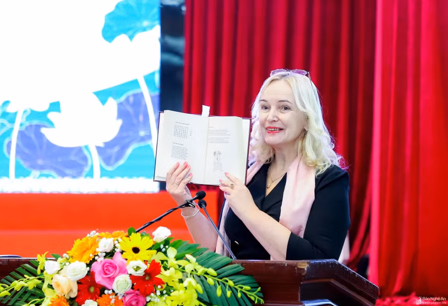 Dịch giả nước Cộng hòa Slovakia giới thiệu cuốn sách dịch thơ Hồ Xuân Hương sang tiếng Slovakia.