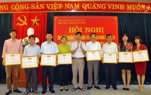 PGS. TS Trần Viết Khanh tặng Giấy khen của Giám đốc ĐHTN cho các tập thể và cá nhân