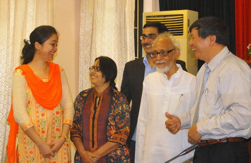 Các học giả, nhà khoa học trao đổi bên lễ buổi tọa đàm