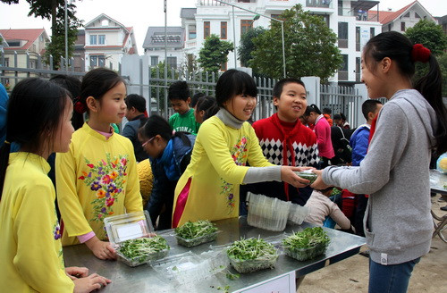 Mỗi chậu rau thu hoạch được 5 hộp rau, với giá 15.000 đồng/hộp. Số tiền thu được sẽ dùng gây quỹ lớp để tổ chức các hoạt động trải nghiệm khác. Mỗi chậu rau thu hoạch được 5 hộp rau, với giá 15.000 đồng/hộp. Số tiền thu được sẽ dùng gây quỹ lớp để tổ chức các hoạt động trải nghiệm khác.