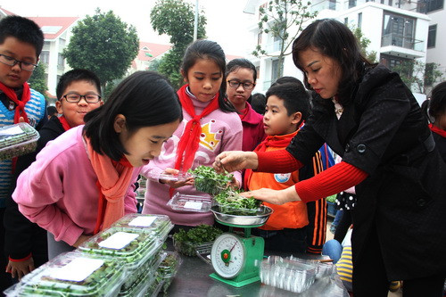 Ôi em quên kính rồi, không nhìn rõ số cân nữa Ôi em quên kính rồi, không nhìn rõ số cân nữa