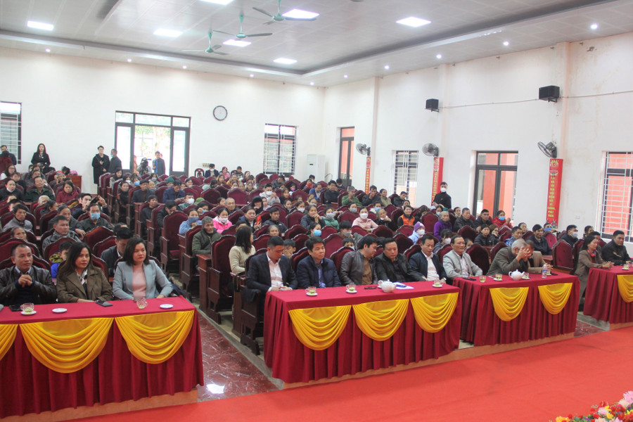 ...cùng hàng trăm học sinh, giáo viên, người nghèo tại huyện Vũ Quang. ...cùng hàng trăm học sinh, giáo viên, người nghèo tại huyện Vũ Quang.