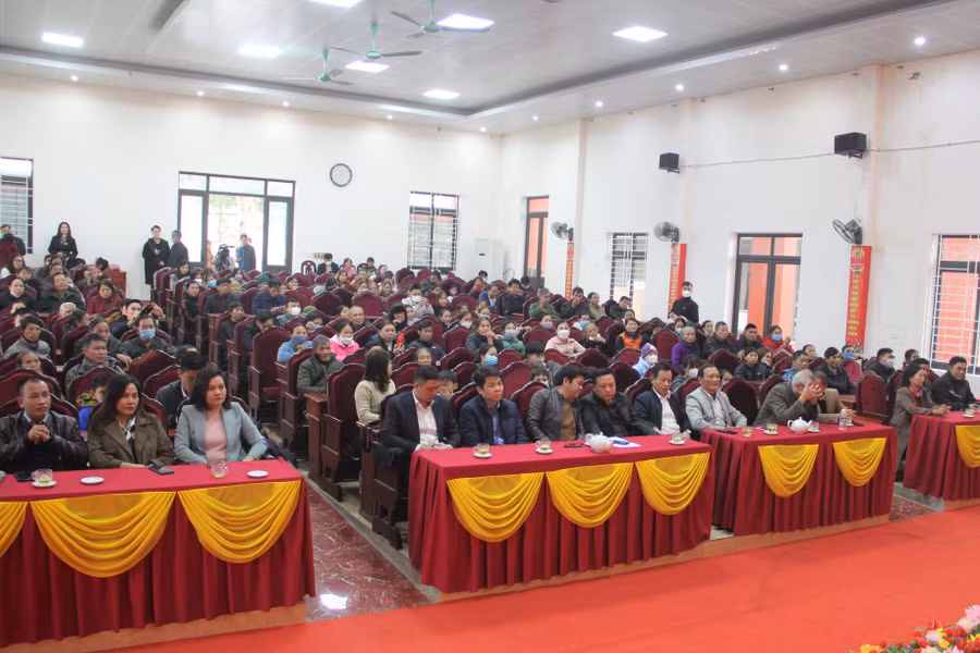 ...cùng hàng trăm học sinh, giáo viên, người nghèo tại huyện Vũ Quang.