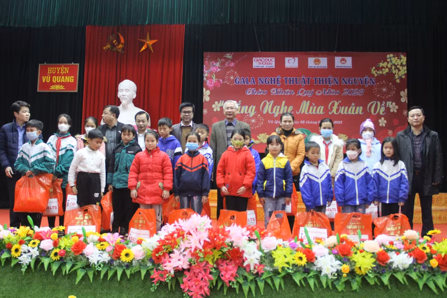 Các đại biểu và Ban tổ chức trao 20 suất quà đến các em học sinh có hoàn cảnh khó khăn tại huyện Vũ Quang.