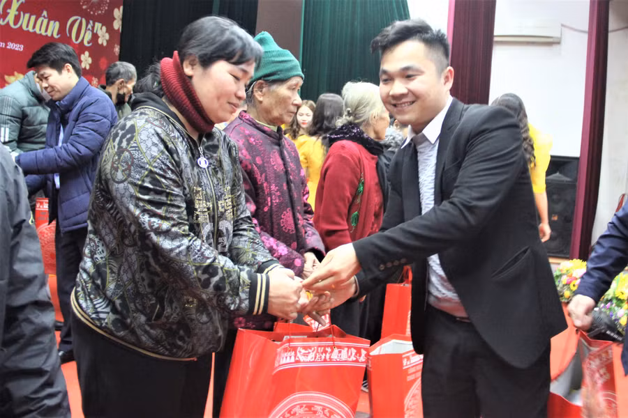 Ông Hồ Hoàng Danh - Giám đốc Công ty Du học Đông Dương, đơn vị đồng hành, trao quà đến người dân trong buổi Gala.