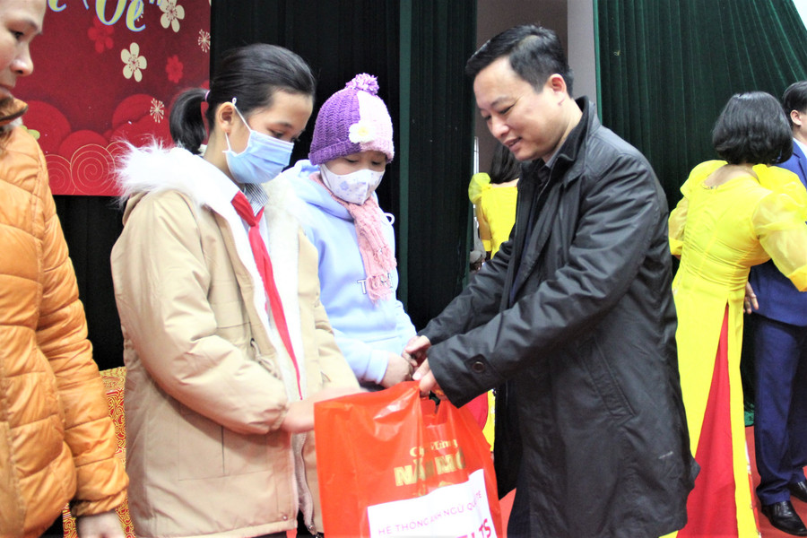 Ông Đậu Tùng Lâm - Giám đốc Sở TT&TT Hà Tĩnh trao quà của nhà tài trợ đến với người nghèo. Ông Đậu Tùng Lâm - Giám đốc Sở TT&TT Hà Tĩnh trao quà của nhà tài trợ đến với người nghèo.