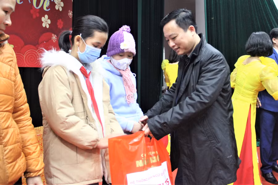 Ông Đậu Tùng Lâm - Giám đốc Sở TT&amp;TT Hà Tĩnh trao quà của nhà tài trợ đến với người nghèo.