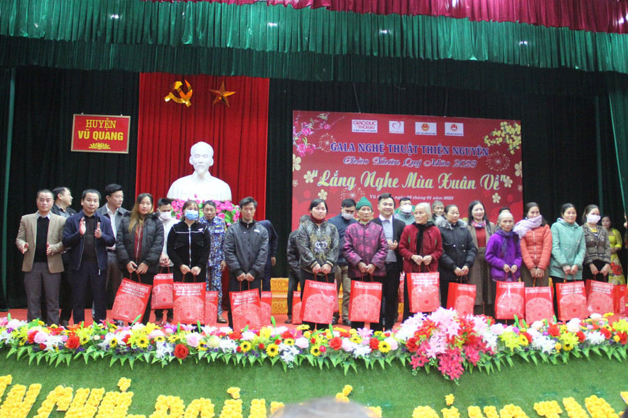 Hàng trăm suất quà dành cho người dân Vũ Quang là tình cảm hết sức ấm áp khi năm mới Quý Mão đang tới gần. Hàng trăm suất quà dành cho người dân Vũ Quang là tình cảm hết sức ấm áp khi năm mới Quý Mão đang tới gần.