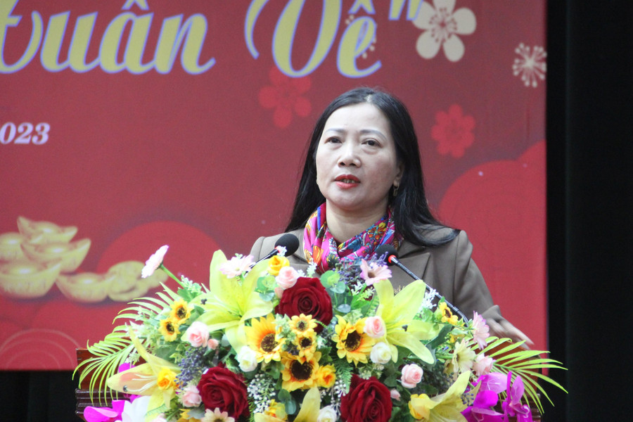 Bà Phan Hồng Yến - Phó chủ tịch UBND huyện Vũ Quang phát biểu cảm ơn sự đồng hành của Báo GD&TĐ, các nhà hảo tâm đã dành tình cảm ấm áp cho người nghèo tại địa phương. Bà Phan Hồng Yến - Phó chủ tịch UBND huyện Vũ Quang phát biểu cảm ơn sự đồng hành của Báo GD&TĐ, các nhà hảo tâm đã dành tình cảm ấm áp cho người nghèo tại địa phương.