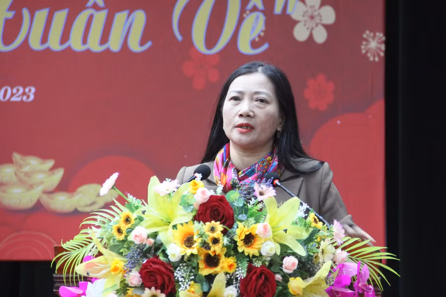 Bà Phan Hồng Yến - Phó chủ tịch UBND huyện Vũ Quang phát biểu cảm ơn sự đồng hành của Báo GD&amp;TĐ, các nhà hảo tâm đã dành tình cảm ấm áp cho người nghèo tại địa phương.